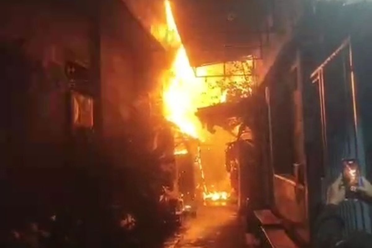 Kebakaran di Krendang Jakbar Kembali Berkobar di Lantai Tiga