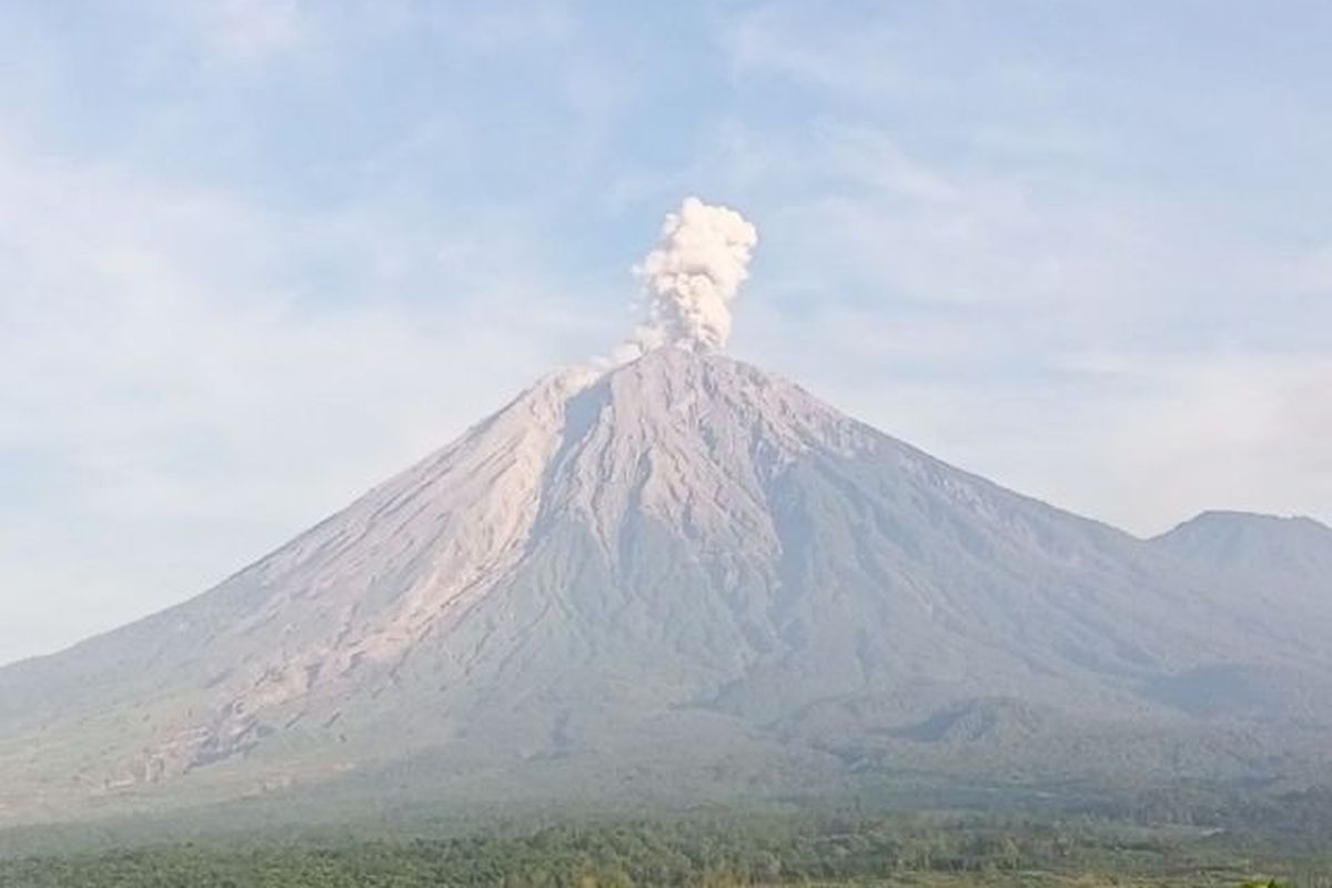 Semeru Erupsi Lagi Pagi Ini, Kolom Abu Setinggi 1.000 Meter