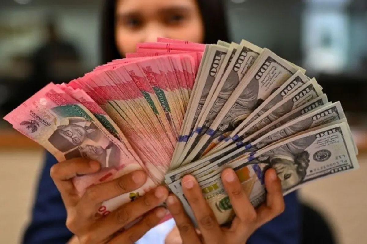 Awal Pekan, Rupiah Melemah Dekati Rp17.650 per Dolar AS
