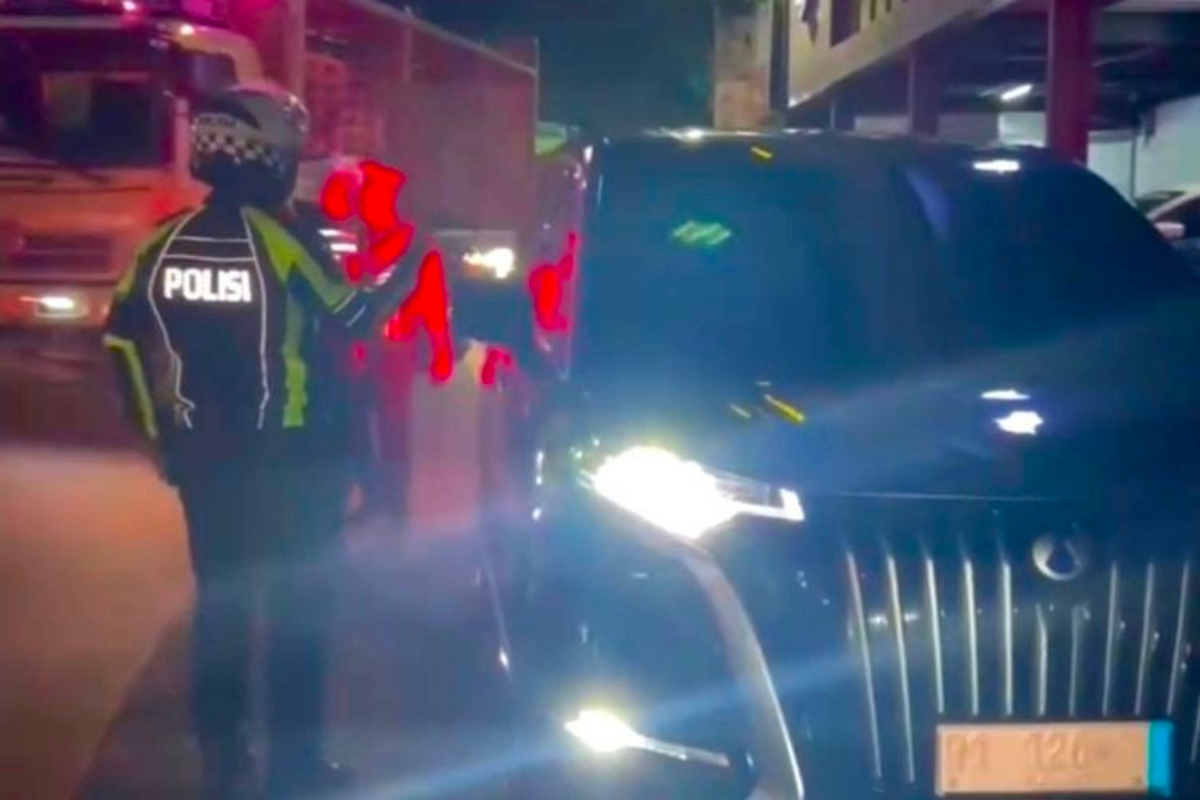 Nekat Modifikasi Pelat Nomor Mirip 'RI', Mobil Mewah Ini Ditilang