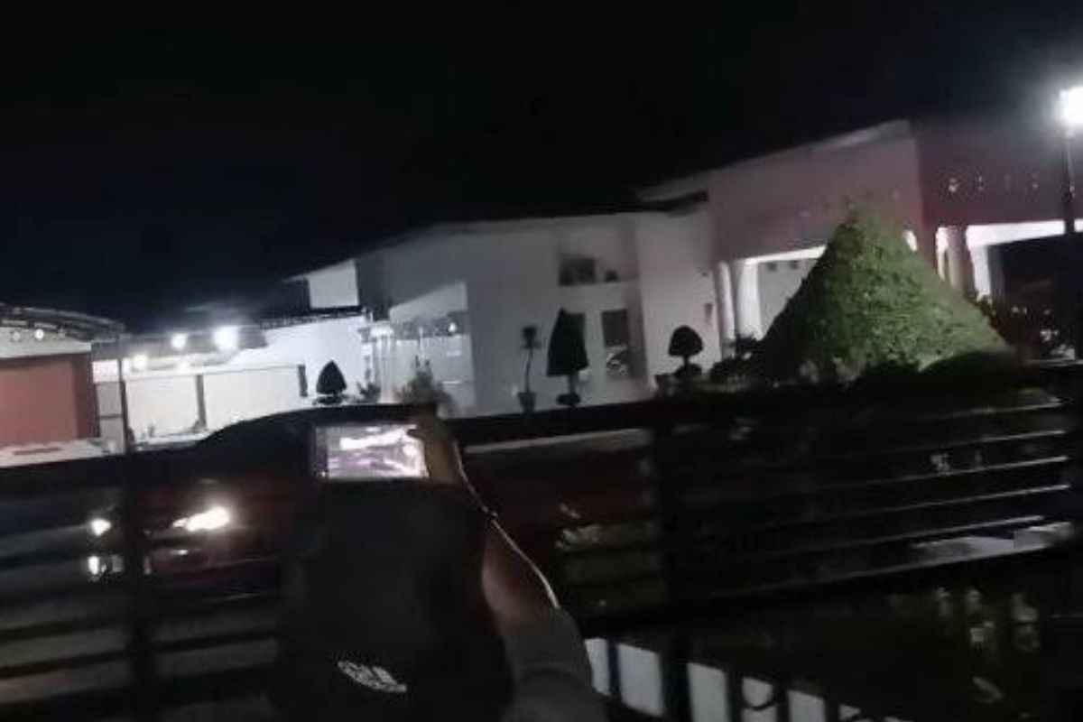 Rumah Dinas Sekda Kuansing Dijaga Brimob di Tengah Kabar OTT KPK
