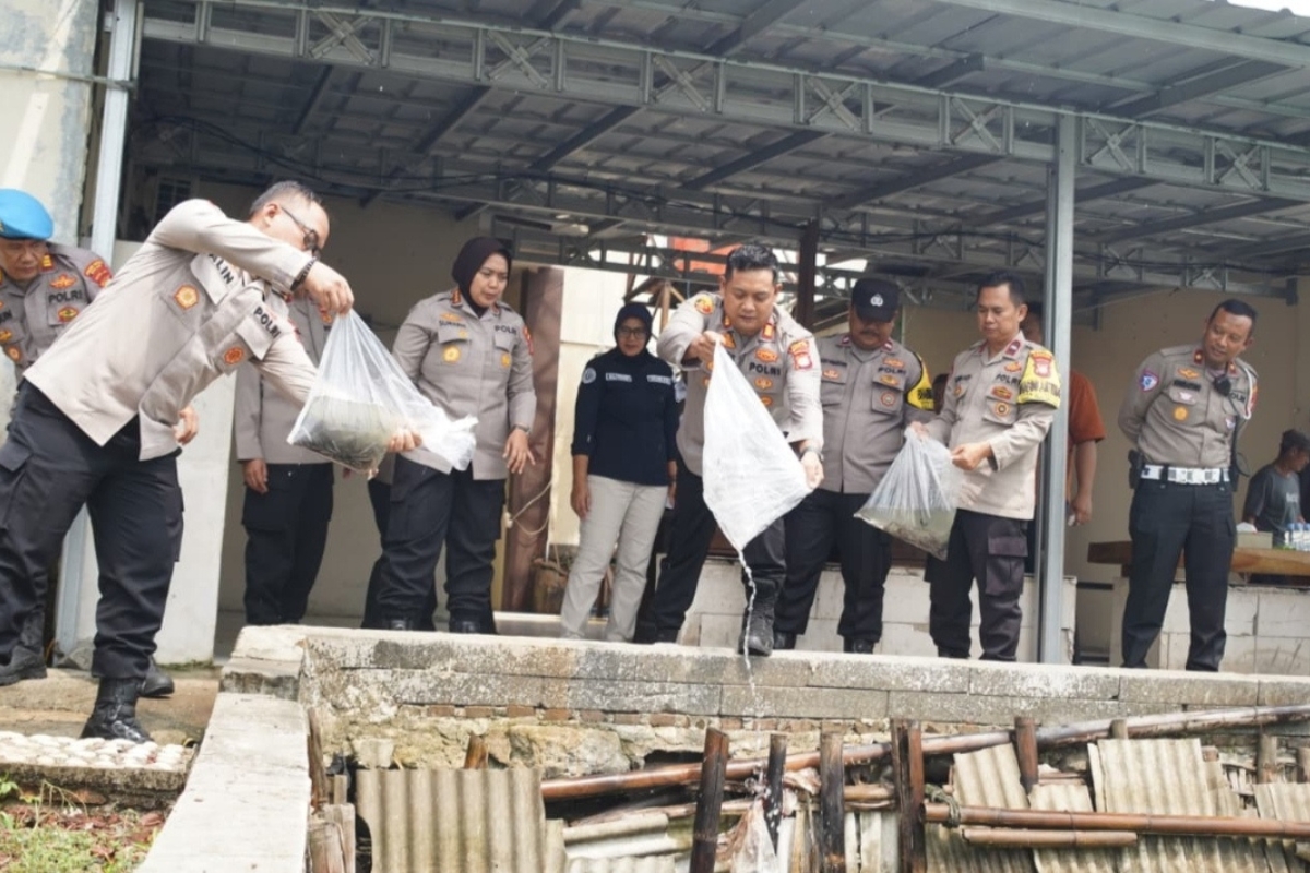 Perkuat Pangan, Polres Metro Bekasi Tebar 10.000 Benih Lele