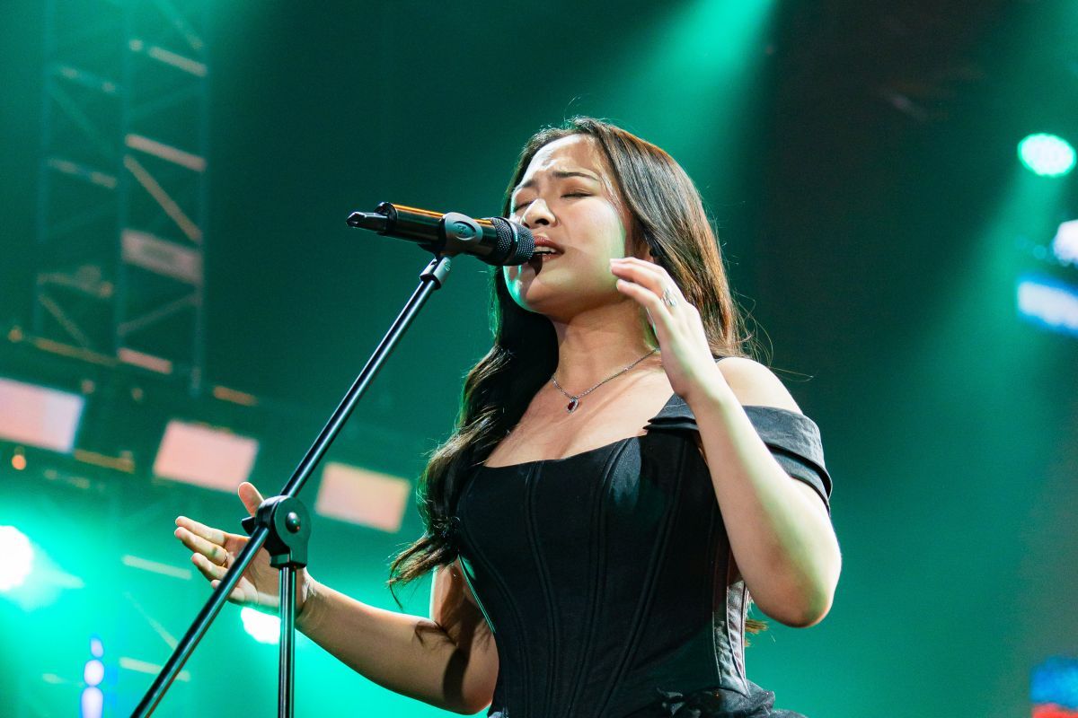 Bernadya Konser Skala Besar Pertama di Tennis Indoor Senayan