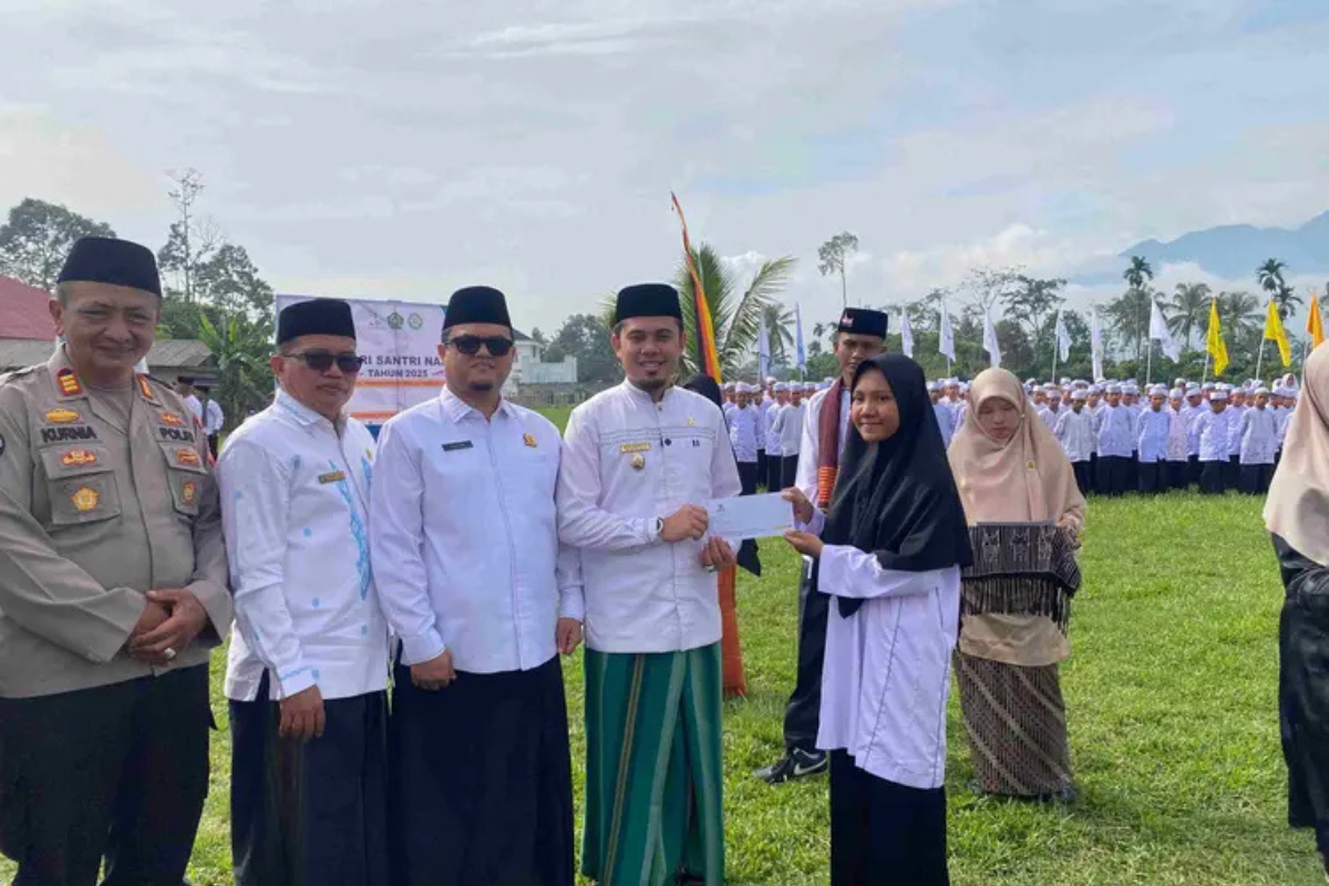 Wujud Dukung Pesantren, Baznas RI Salurkan Beasiswa Pendidikan Santri