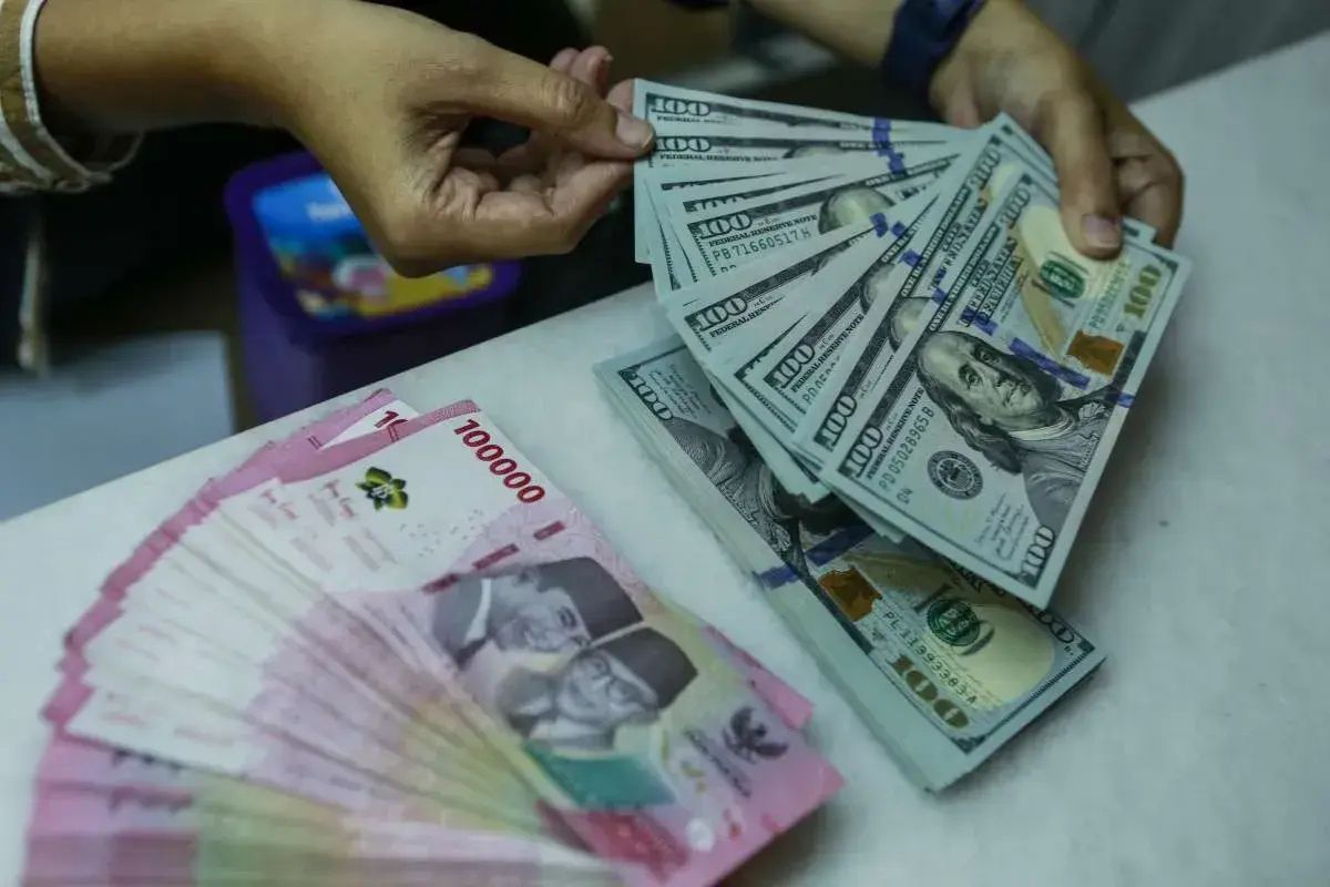 Rupiah Anjlok Dekati Rp17.650 Per Dolar AS Awal Pekan Ini