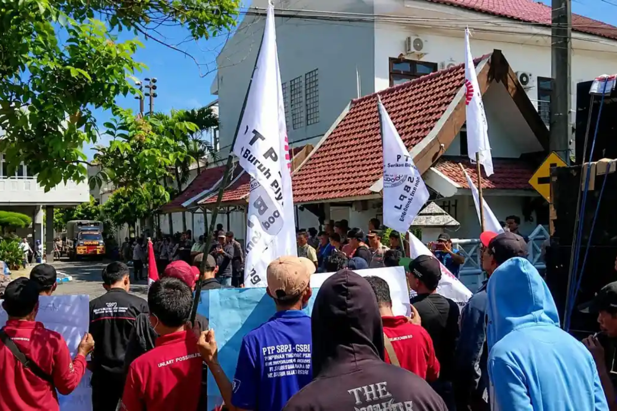 PHK Massal PT SGS Jombang: 100 Pekerja Tolak Berhenti, Disnaker Mediasi
