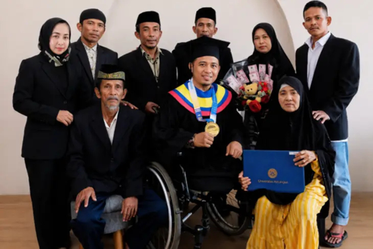 Kisah Rozi: Penyandang Disabilitas yang Lulus S3 IPK 4.00