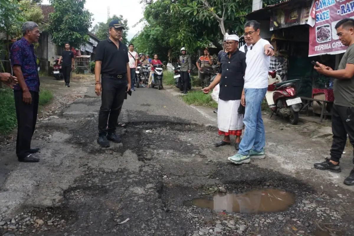 Anggaran Terbatas, Pemkab Buleleng Cicil Perbaikan Jalan Rusak