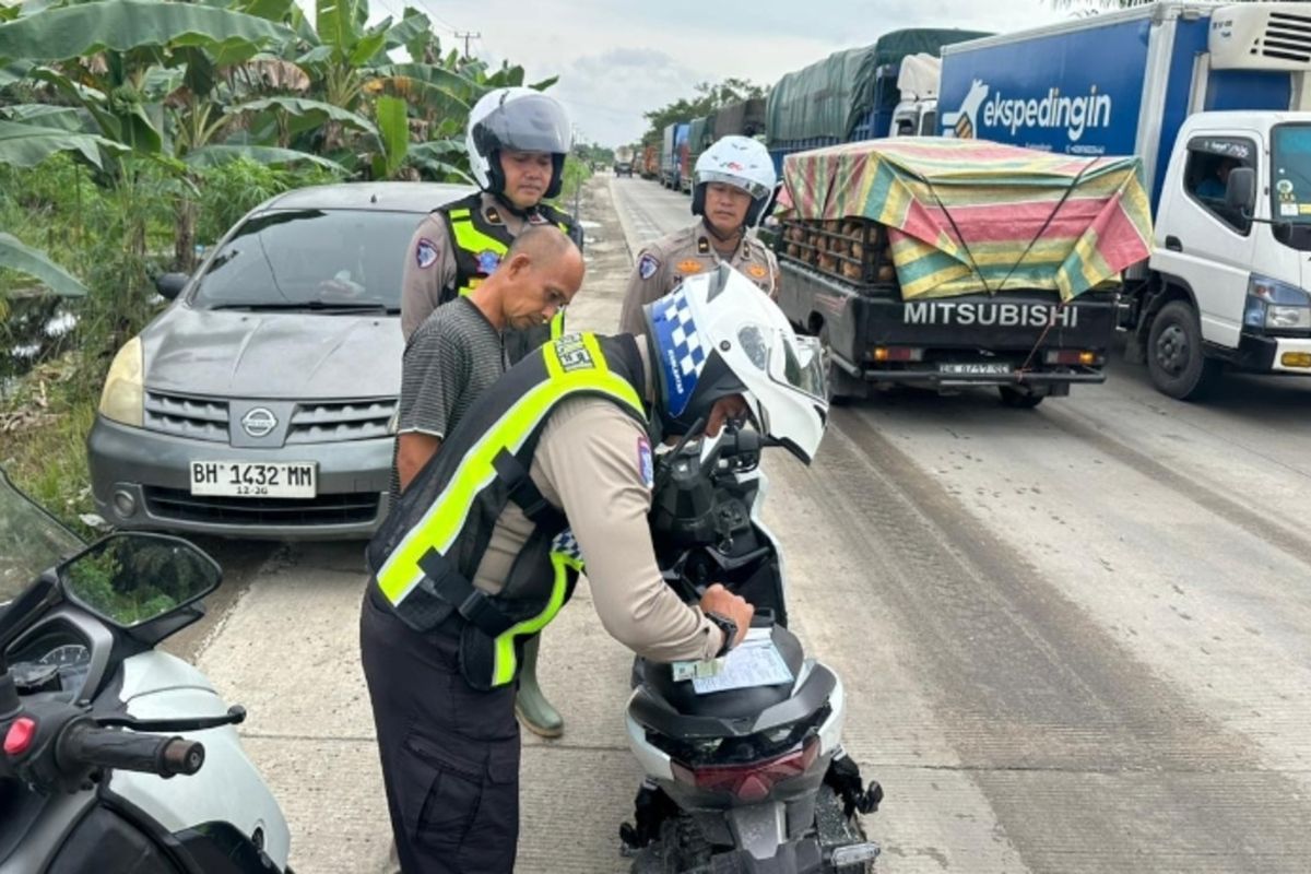 Nekat Lawan Arah di Jalinsum Pelalawan, Pengendara Ditilang