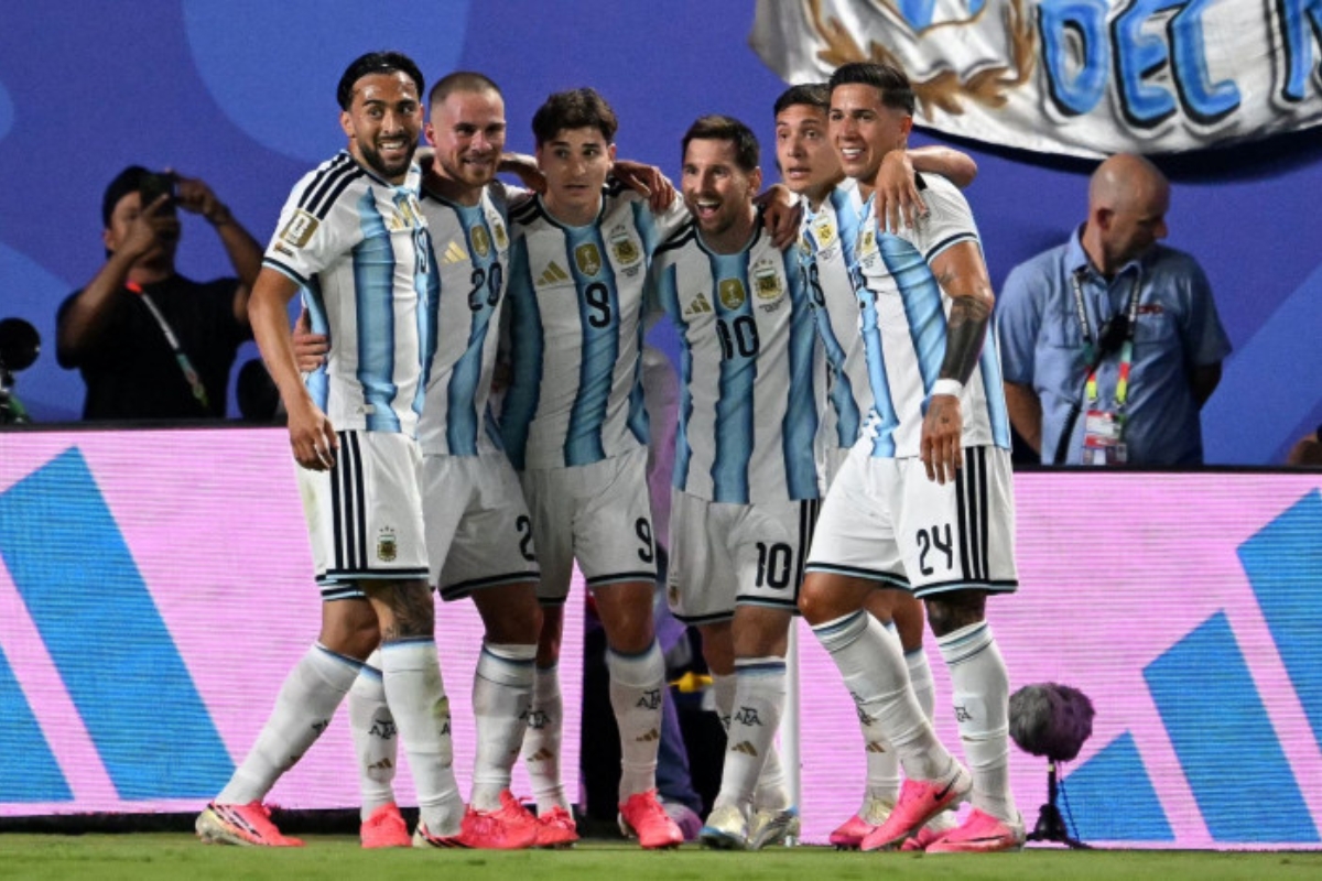 Bungkam Aljazair 3-0, Messi Cemerlang Borong Gol Kemenangan Argentina
