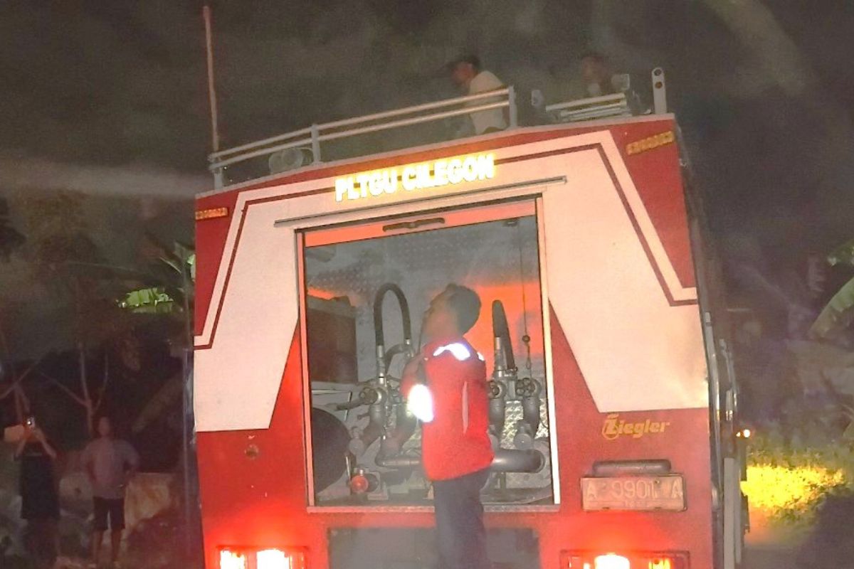 Aksi Cepat PLN IP UBP Cilegon Padamkan Kebakaran di Margasari