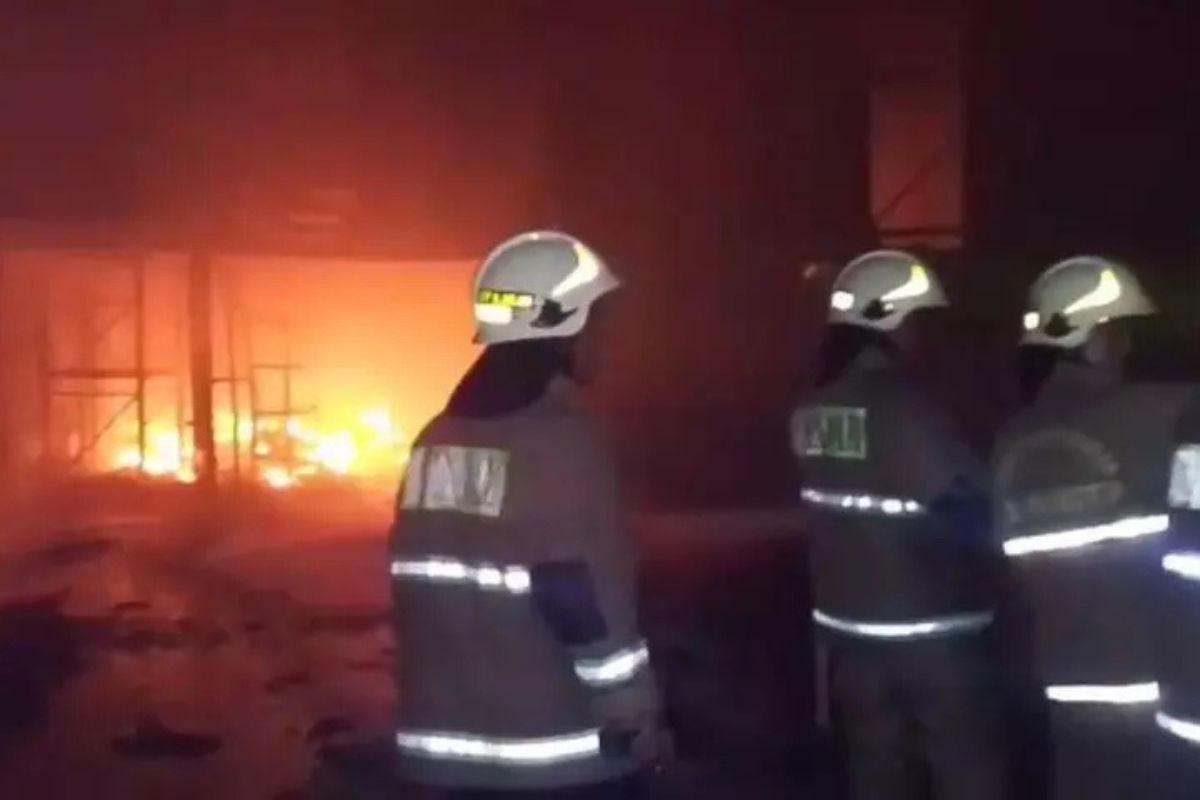 Kebakaran Gudang Wings di Cakung Baru Padam Setelah 5 Jam