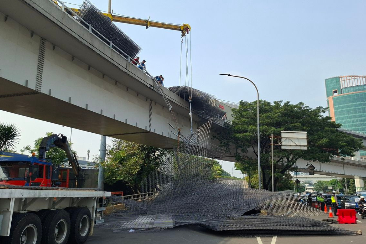 Truk Muatan Besi Terbalik di Tol Kebon Jeruk, Lalu Lintas Macet