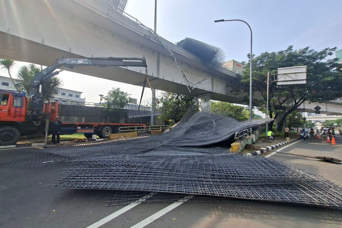 Truk Besi Terguling di Tol Kebon Jeruk, Cek Jalur Alternatif Ini