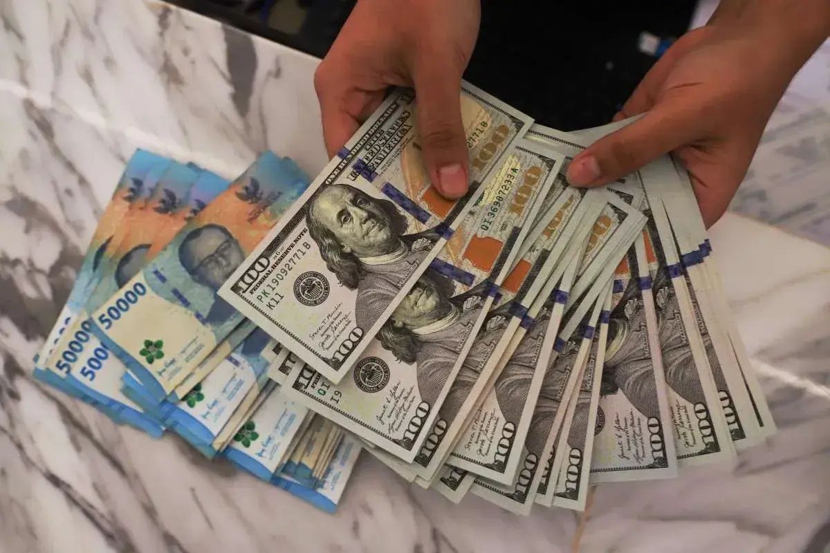 Rupiah Terus Melemah, Investor Domestik Berburu Dollar AS