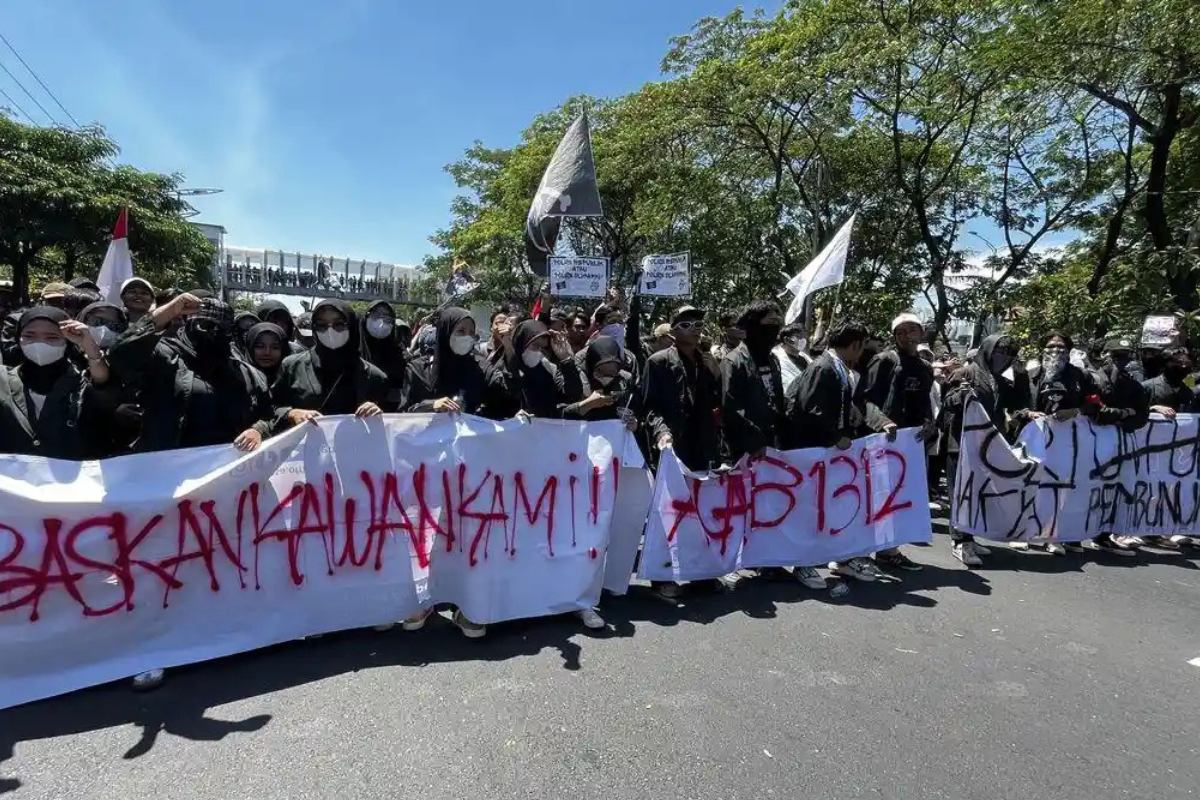 16 Tuntutan Demo BEM Unair dan BEM SI Jatim di Grahadi Hari Ini