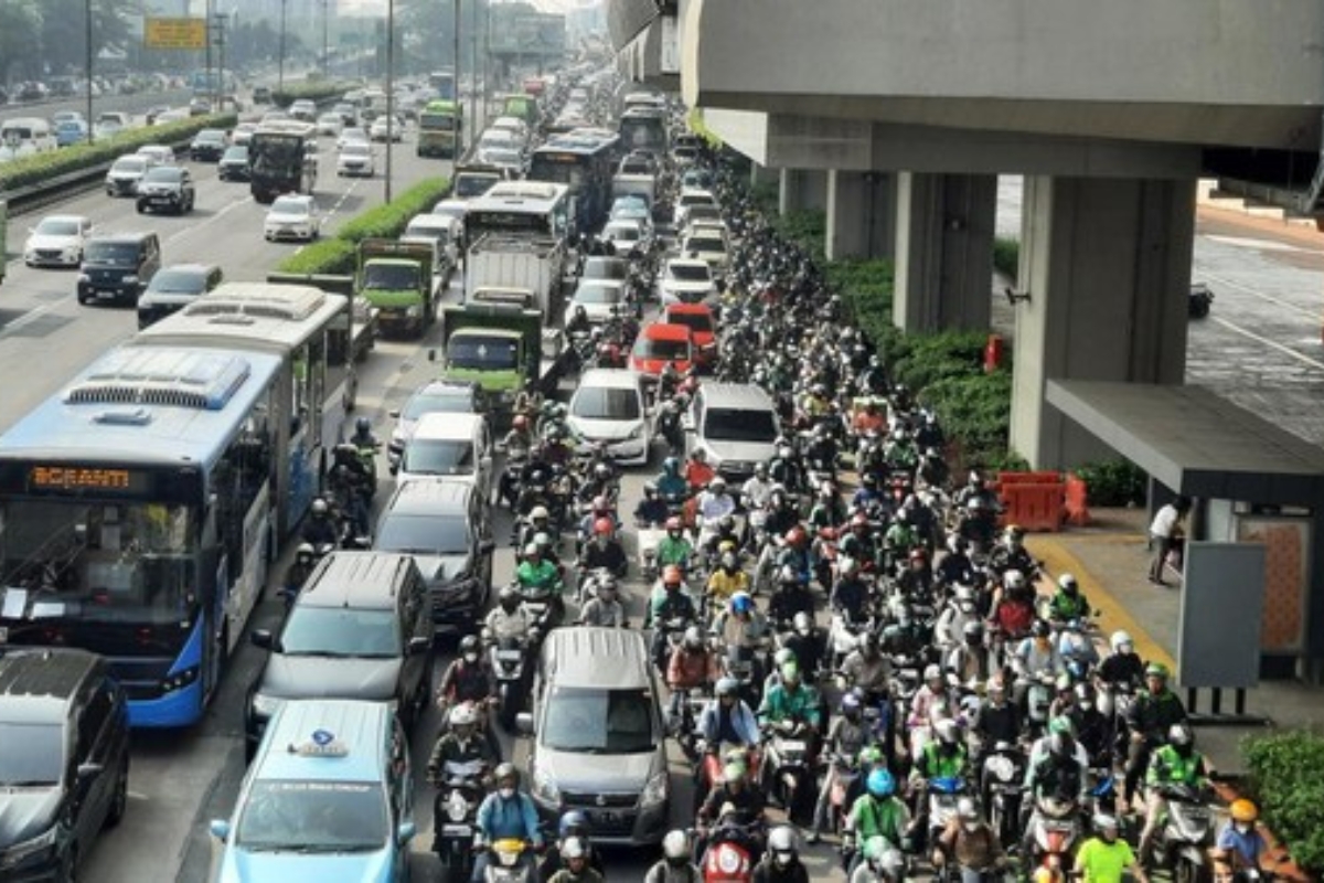 Bus Gangguan Mesin di Depan Halte Cawang Cikoko Bikin Macet