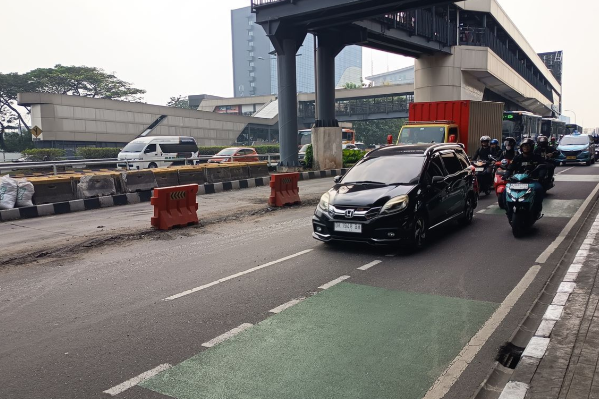 Tabrak Pembatas Jalan, Bus Transjakarta Bikin MT Haryono Padat