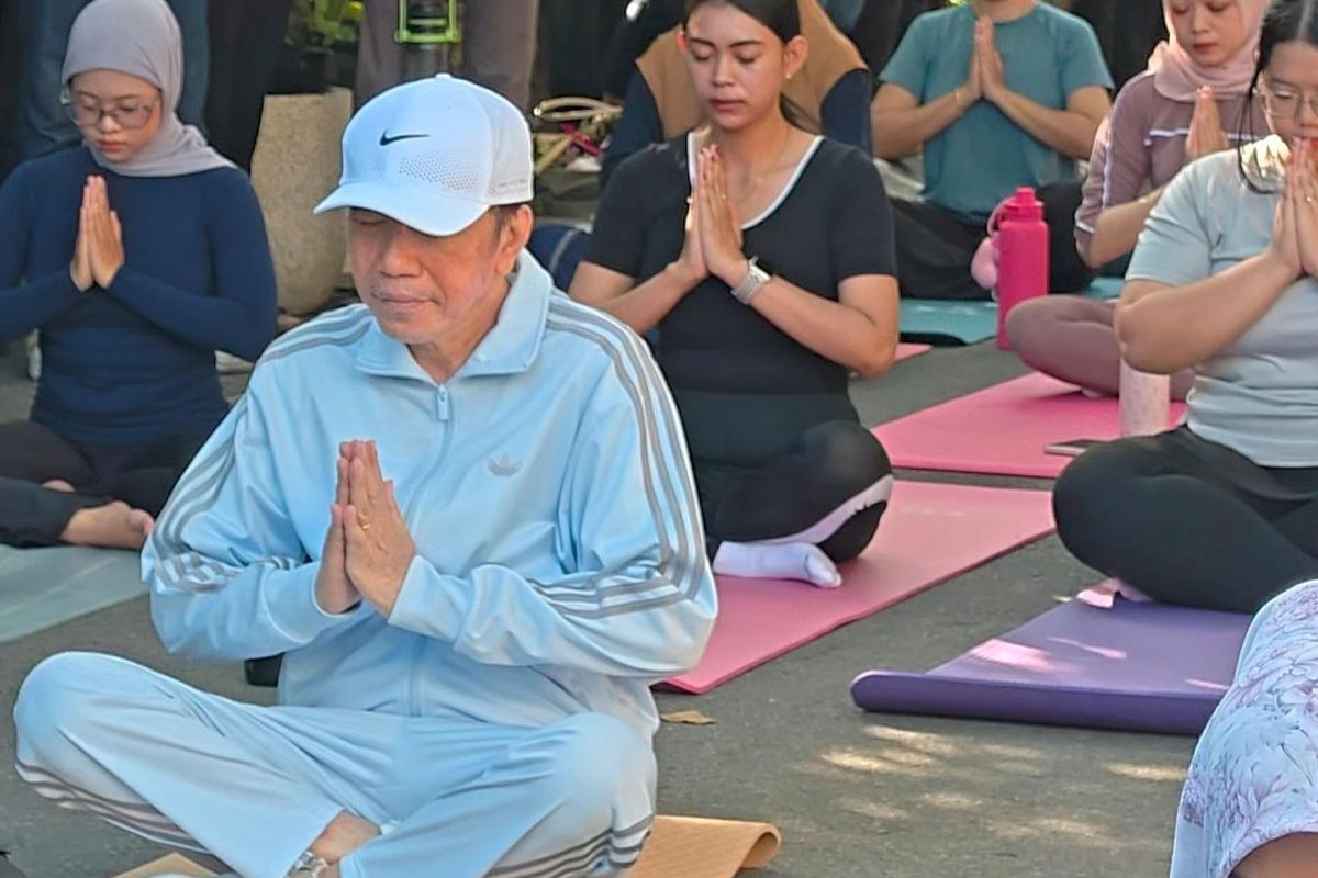 Ramai Sorotan Jokowi Olahraga Yoga, Ini Deretan Manfaatnya