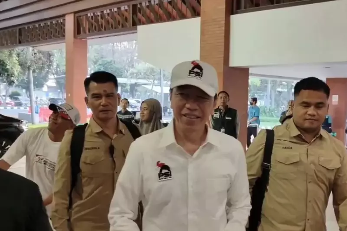 Kenakan Kemeja PSI, Jokowi Mulai Safari Politik ke Lampung
