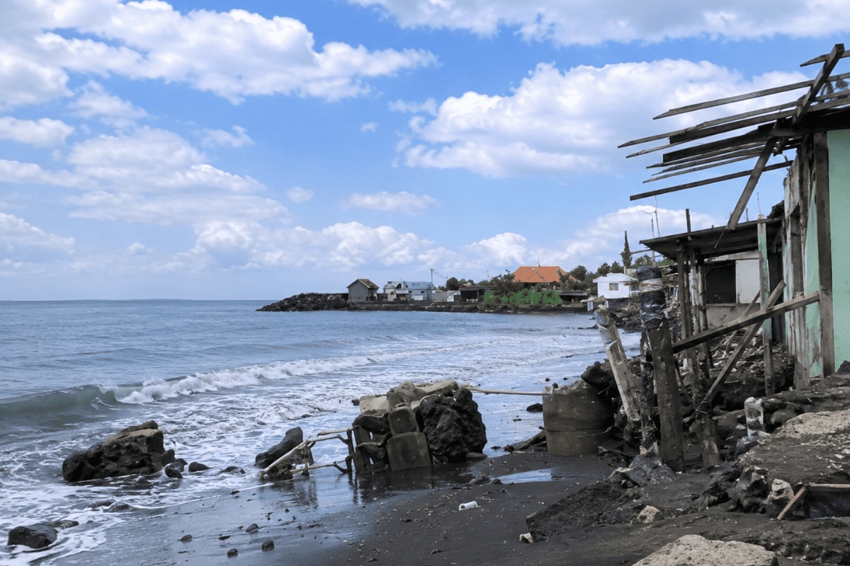 Pantai Monggalan Klungkung Diterjang Abrasi Parah Akibat Ombak