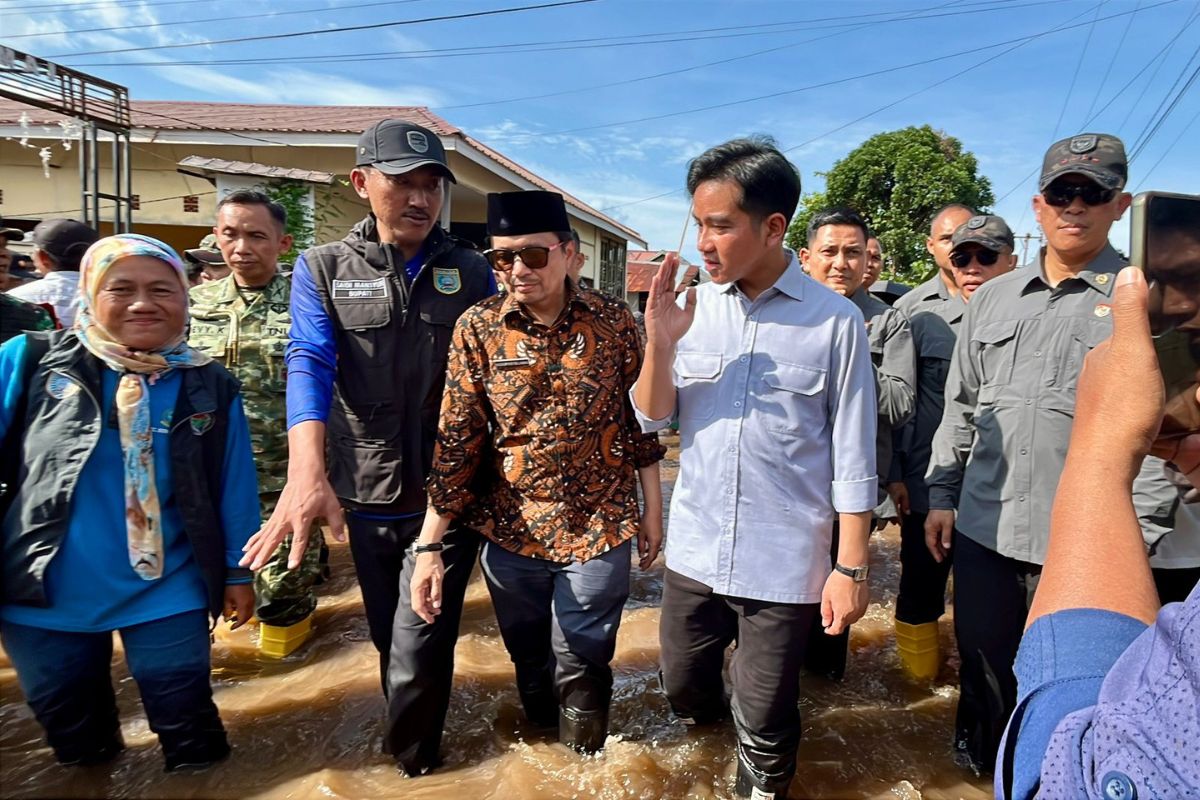 Hujan Deras, Warga Rote Ndao Tetap Antusias Sambut Wapres Gibran