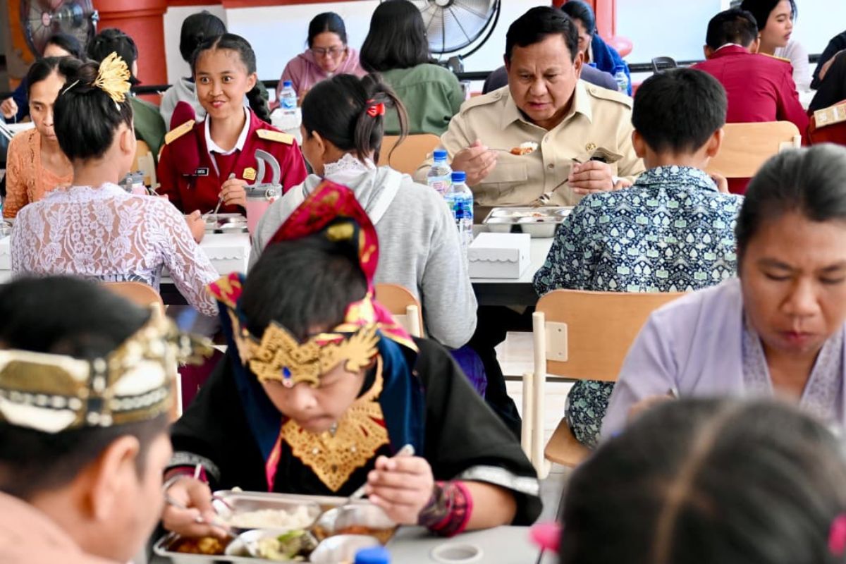 Prabowo Tinjau Program Makan Bergizi Gratis di SRMP 17 Tabanan