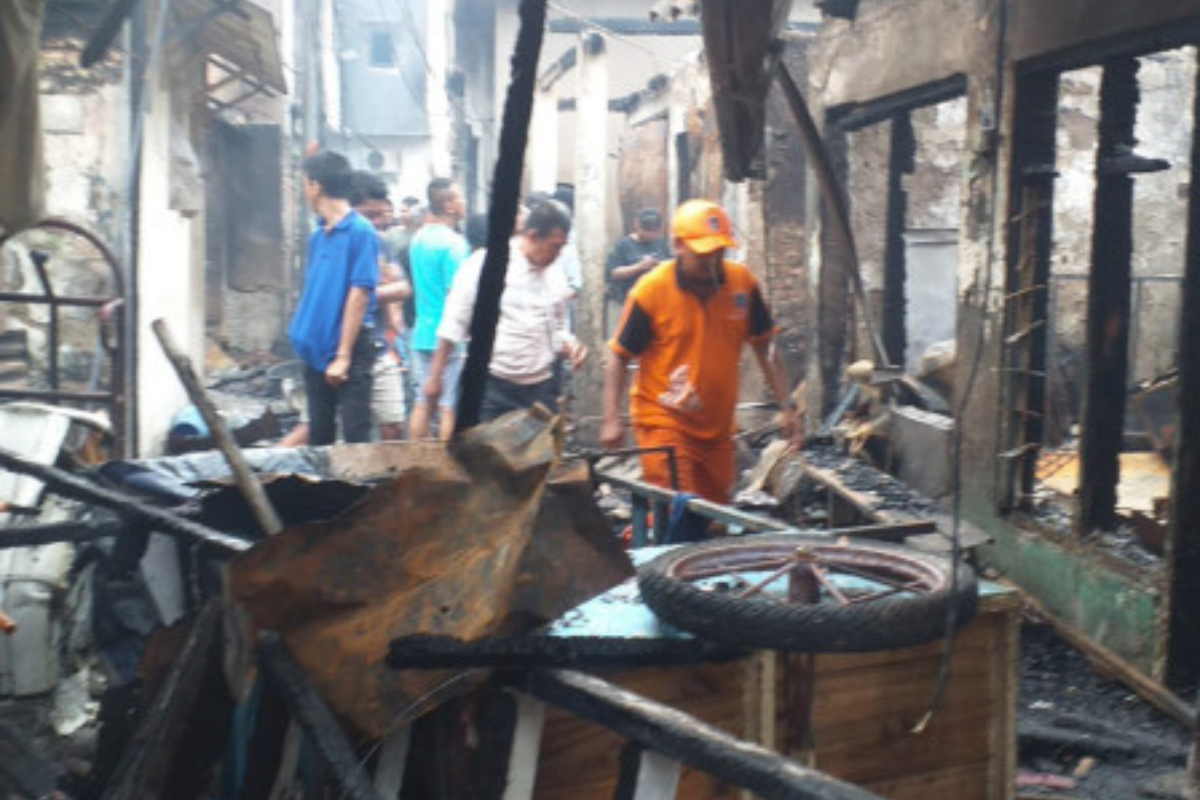 Puluhan Rumah Hangus, Lokasi Kebakaran Tambora Dipasang Garis Polisi