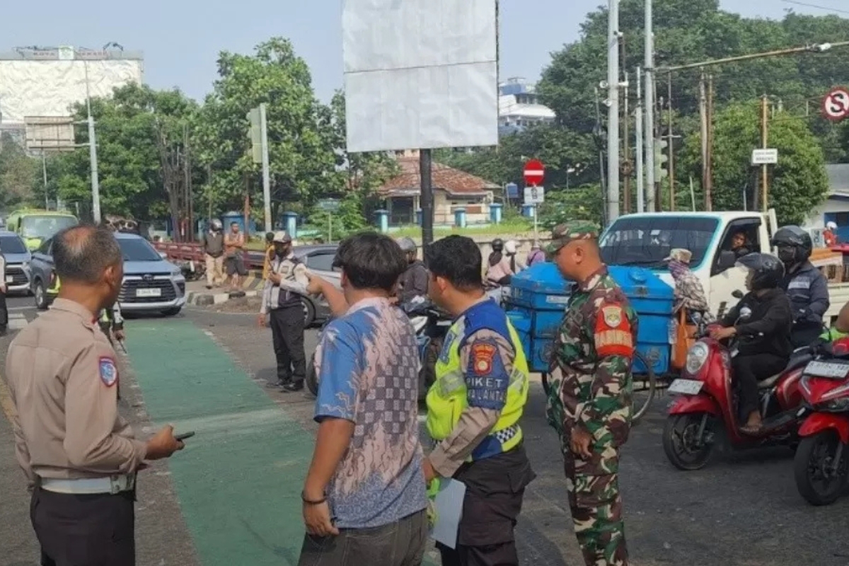 Diduga Rem Blong, Truk Boks Tabrak Belasan Motor di Bekasi