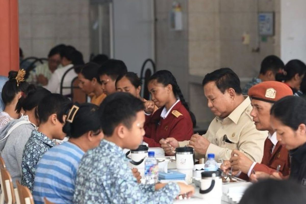 Kunjungi Bali, Presiden Prabowo Ikut Makan Siang Gratis Bareng Murid