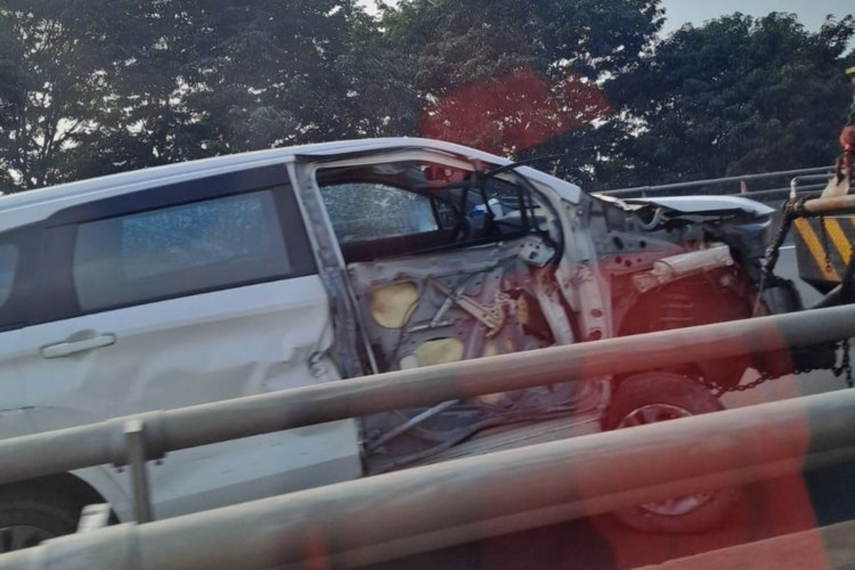 Minibus Hantam Truk di Tol Wiyoto Wiyono, Diduga Pengemudi Microsleep
