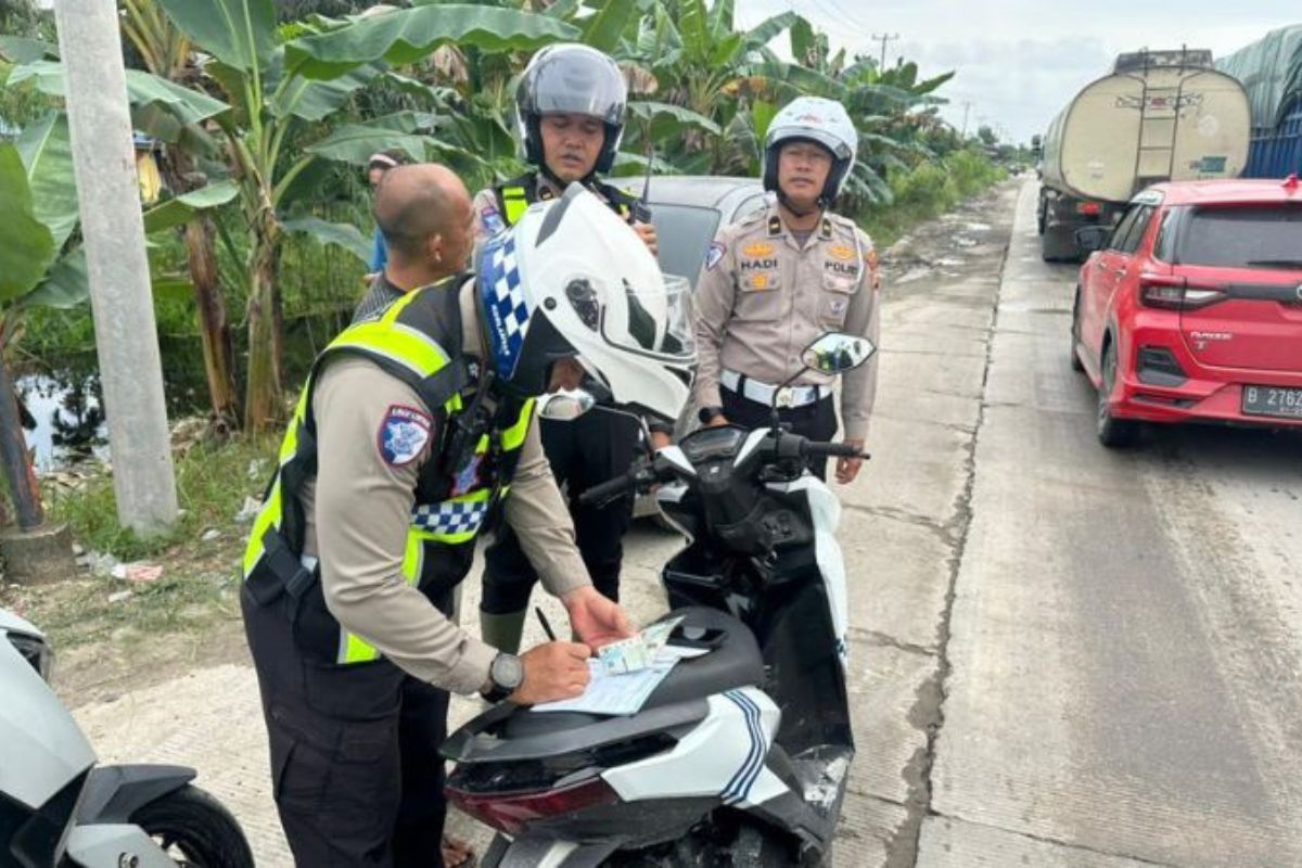 Lawan Arah di Jalinsum Pelalawan, Pengendara Kena Tilang Polisi