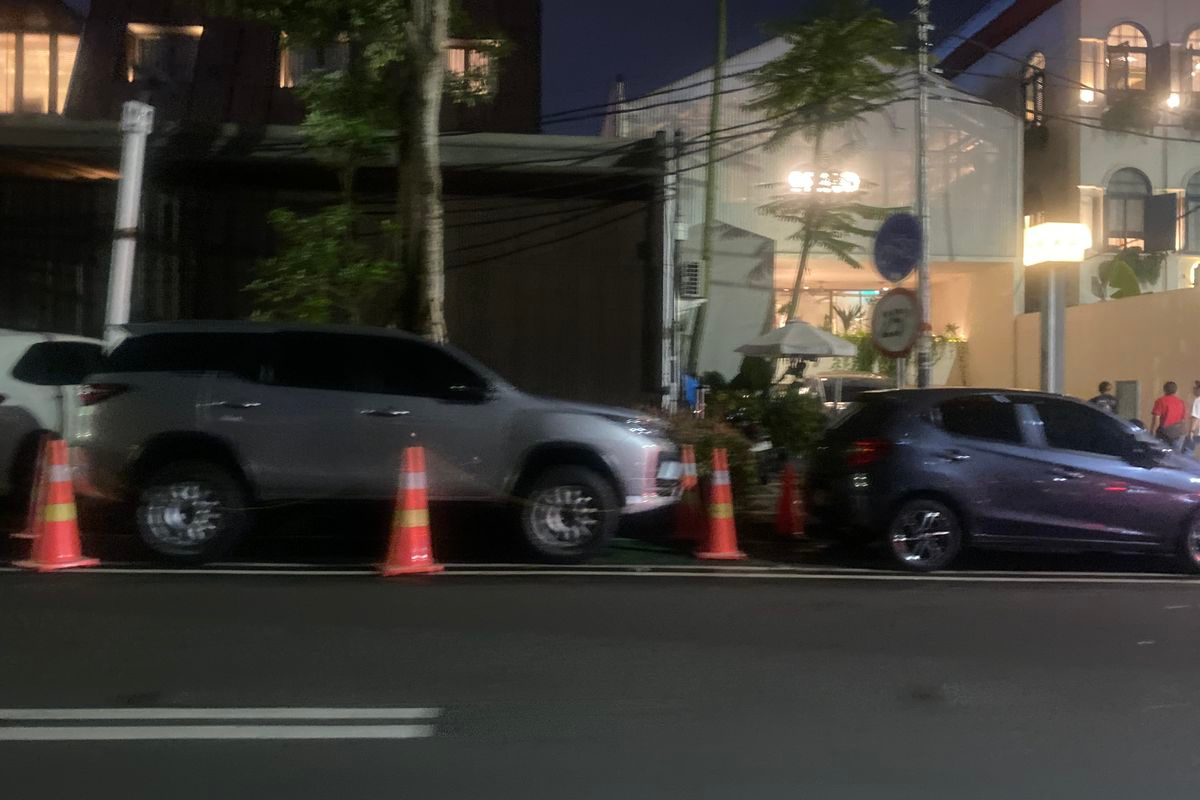 Parkir Liar di Senopati, 4 Mobil Diderek dan Dicabut Pentil