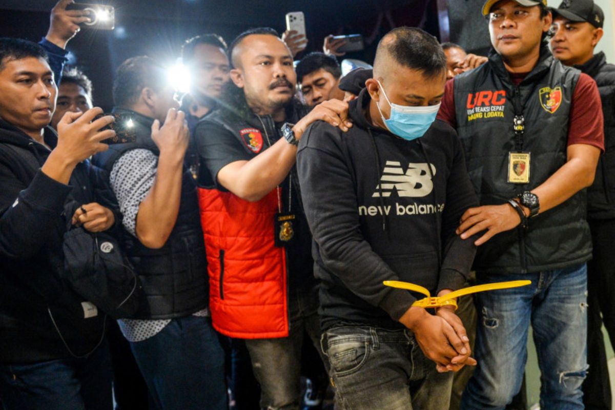 Foto Tersangka Taufik Hidayat Diborgol Ternyata Rekayasa AI