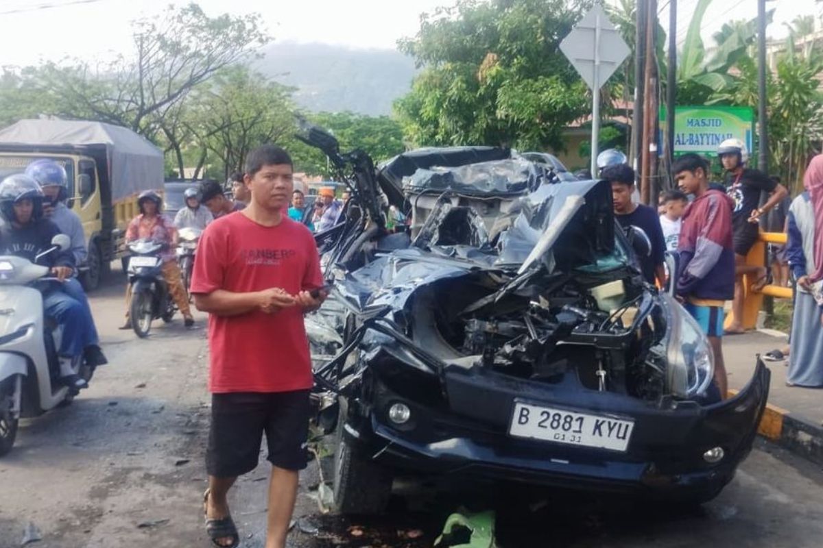 4 Anggota Keluarga Pengusaha Mobil Bekas Tewas Kecelakaan di Padang