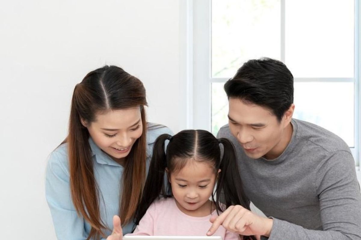 11 Cara Didik Anak Cerdas dan Bijak Membatasi Screen-Time