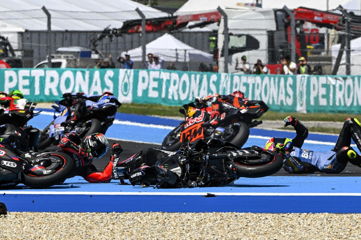 Martin Kena Double Long Lap Penalty Usai Tabrakan di GP Hungaria