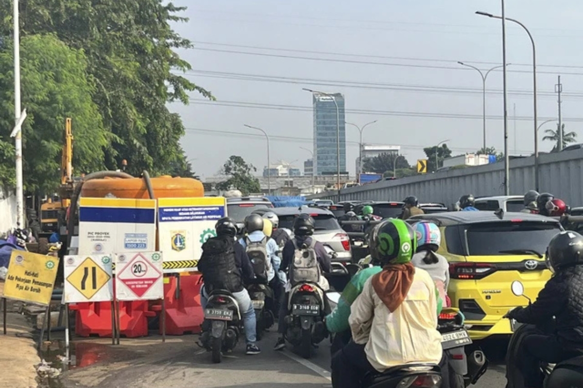 Imbas Proyek Galian PDAM, Jalan TB Simatupang Jaksel Macet Parah