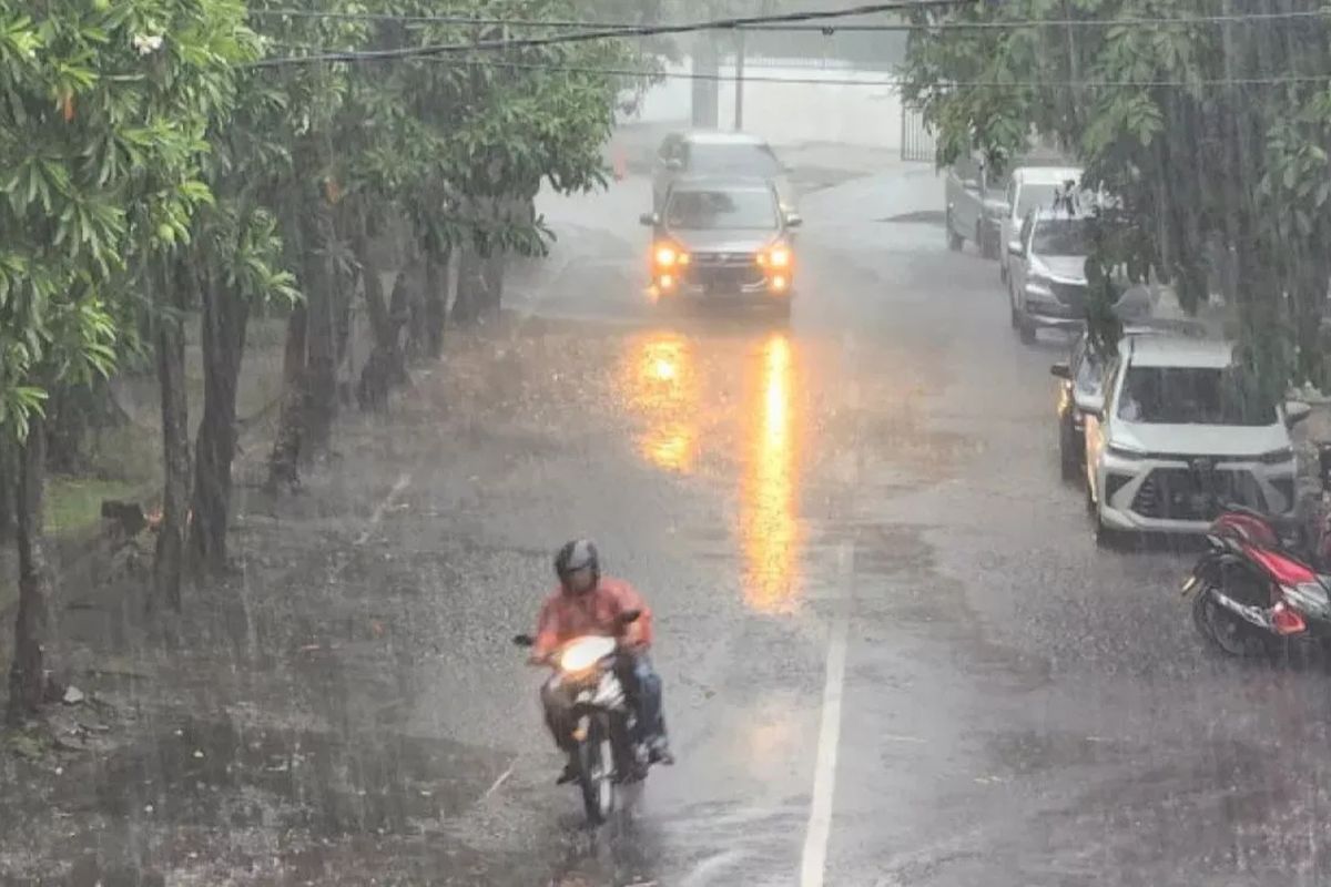 Prakiraan Cuaca Hari Ini: Mayoritas Kota Besar Berawan dan Hujan