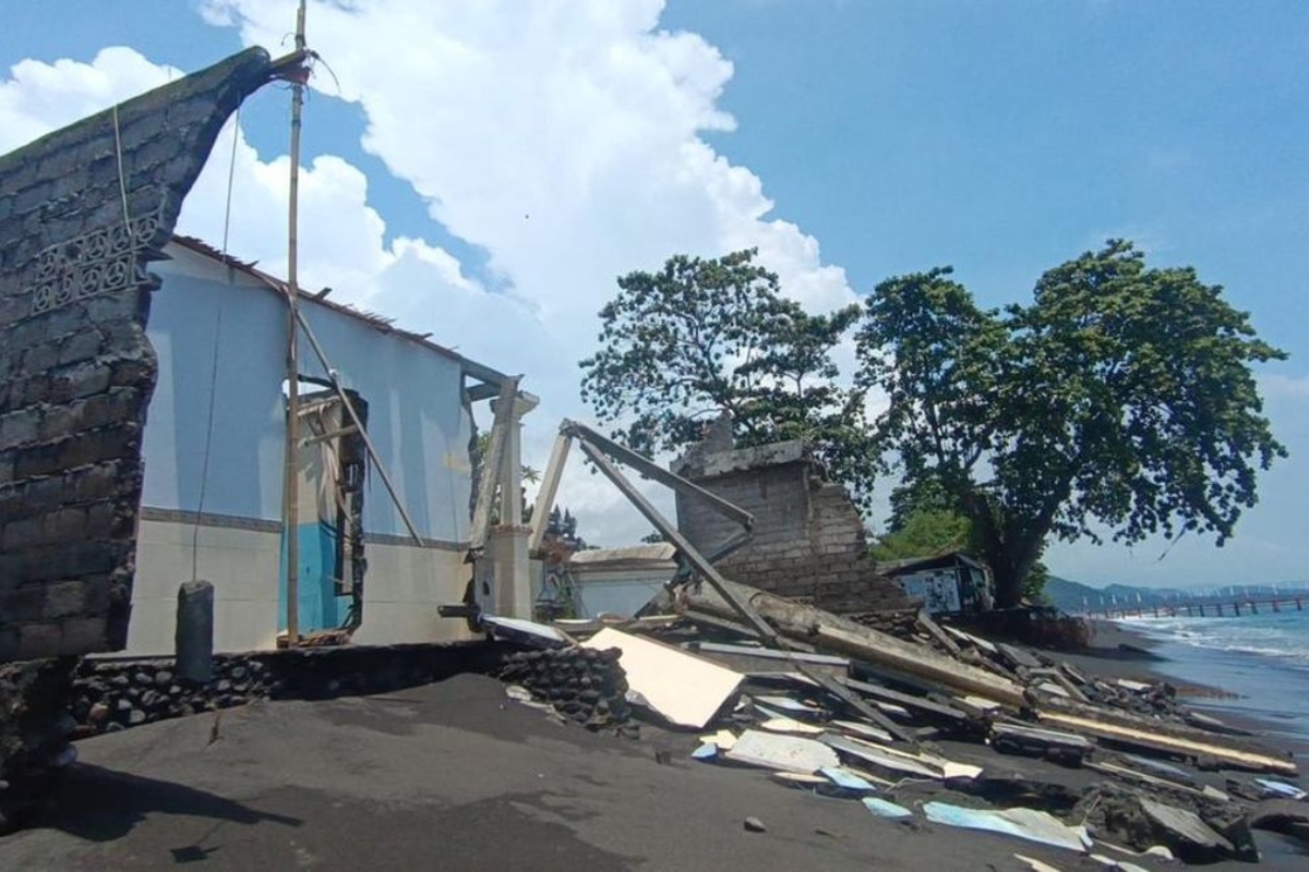 Pantai Monggalan Klungkung Dihantam Abrasi Parah Akibat Ombak