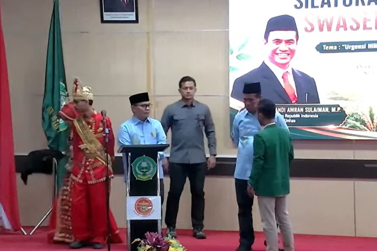 Diteriaki Mahasiswa IAIN Gorontalo, Mentan Amran Langsung Beri Traktor