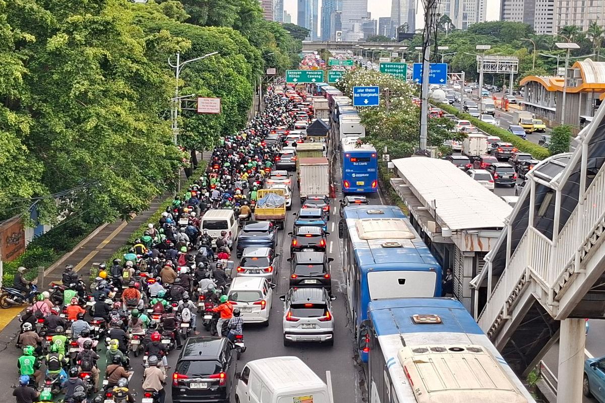 Ada Bus Gangguan Mesin di Depan Halte Cawang Cikoko, Jalanan Macet