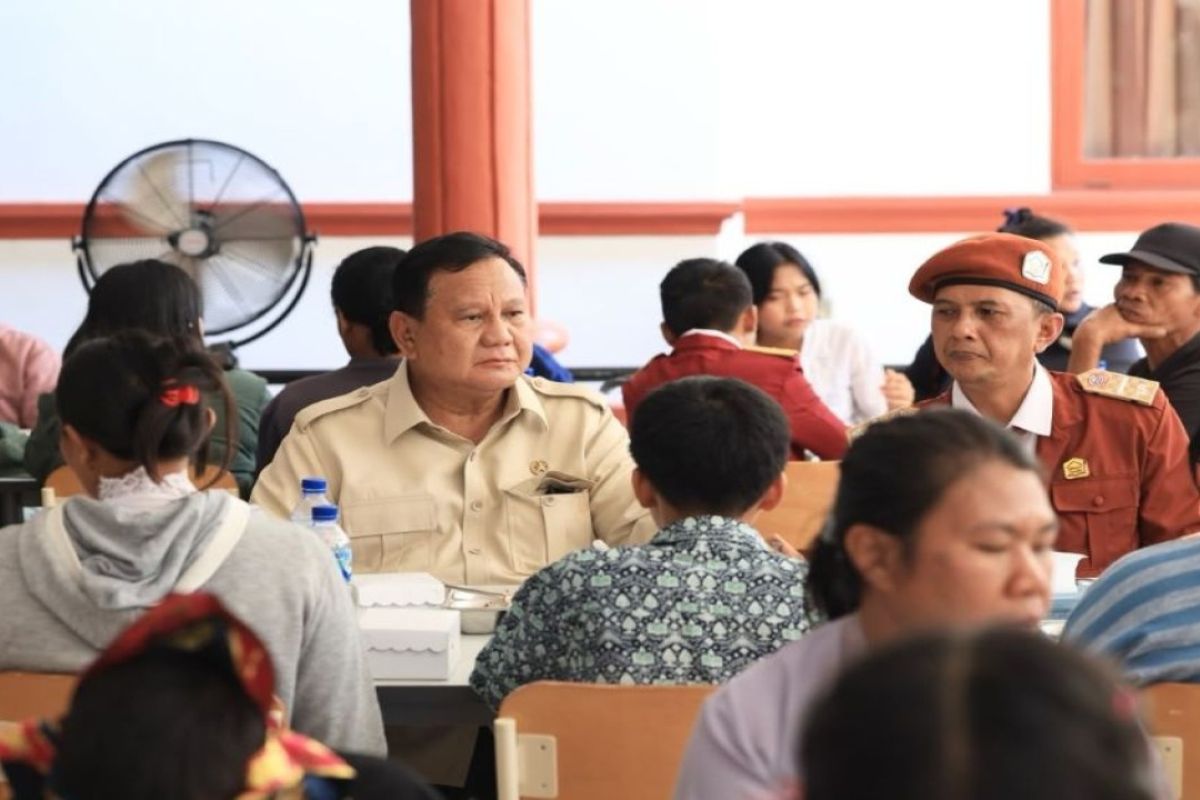 Prabowo Santap Makan Bergizi Gratis Bareng Siswa SRMP 17 Tabanan