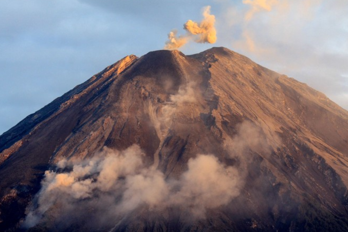 Aktivitas Vulkanik Meningkat, 3 Gunung Api Timur Erupsi