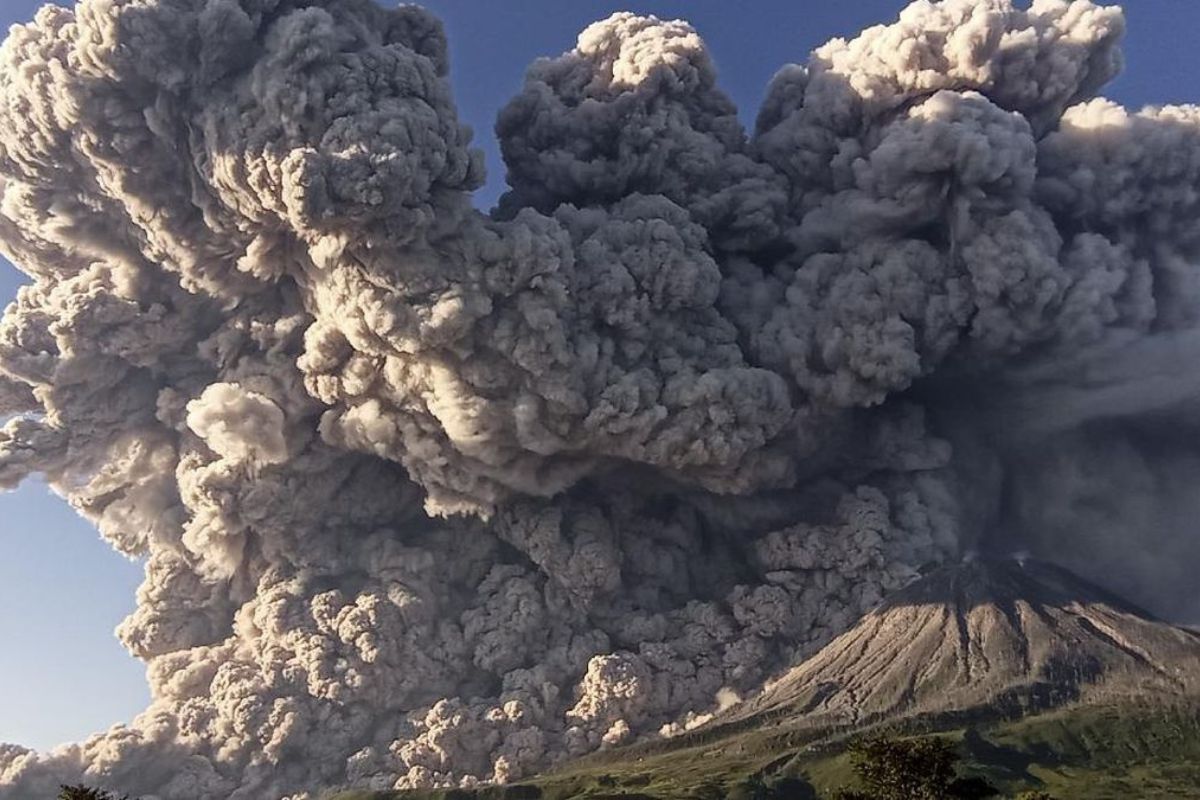 Badan Geologi Laporkan Tiga Gunung Api di Indonesia Timur Erupsi