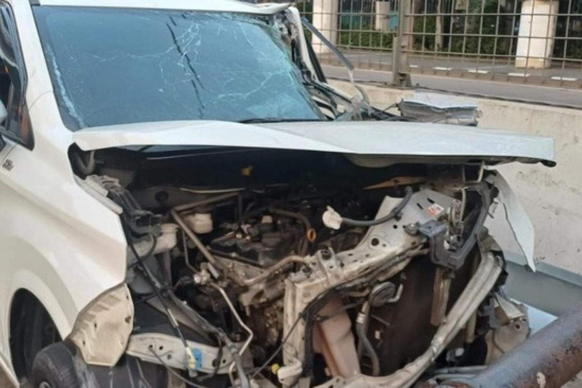 Diduga Microsleep, Minibus Tabrak Belakang Truk di Tol Wiyoto Wiyono