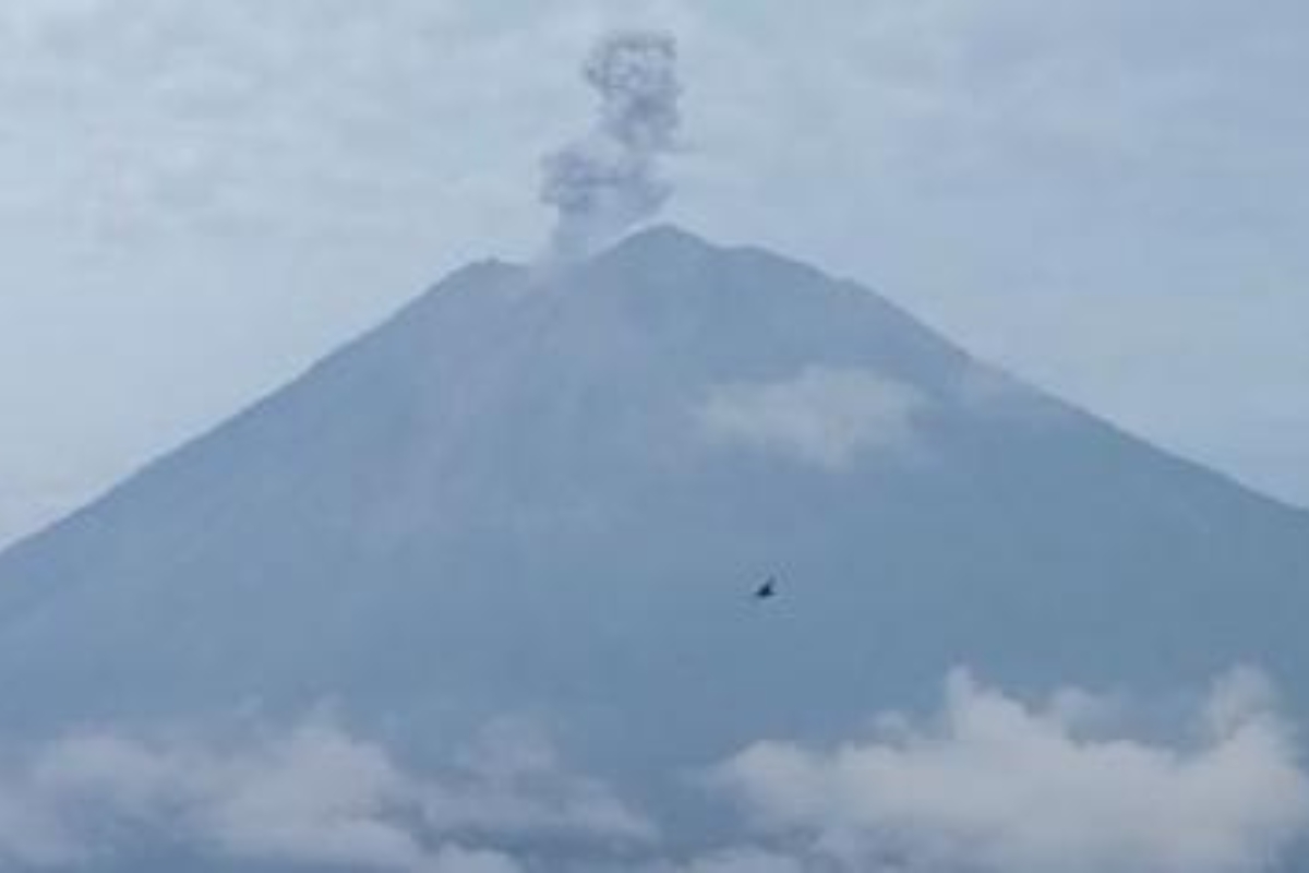 Gunung Semeru Erupsi Pagi Ini, Kolom Letusan Capai 1.000 Meter