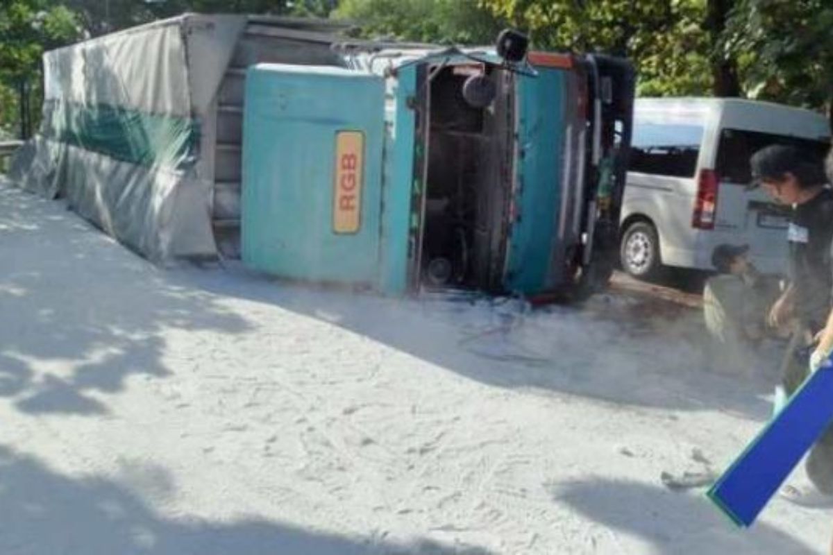 Tronton Terguling di Tikungan Bokong Semar Bikin Macet