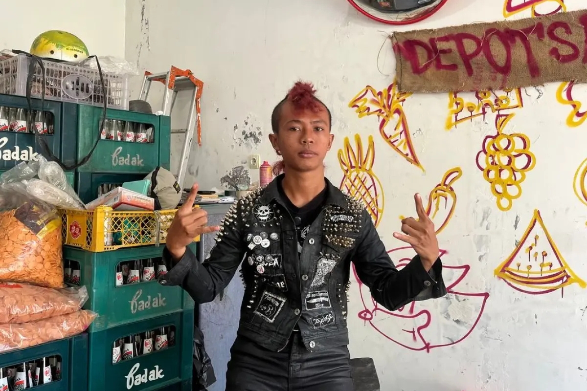 Kisah Hafid: Anak Punk Solo yang Kini Mandiri Jadi Kurir Sayur