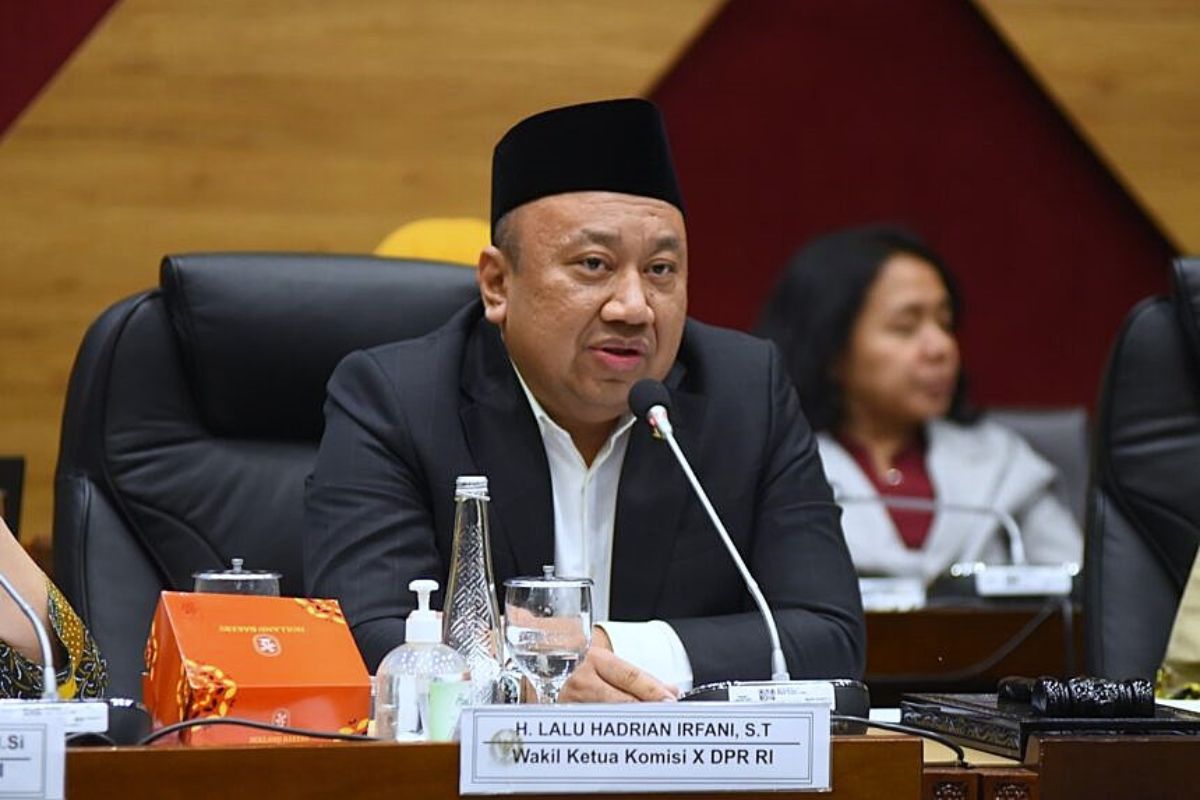 DPR Usul Presiden Prabowo Angkat Semua Guru Menjadi PNS